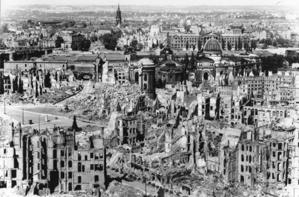 Panoramic photo of Dresden after the bombing, showing rubble and destroyed buildings as far as the eye can see. By Bundesarchiv, Bild 146-1994-041-07 / Unknown author / CC-BY-SA 3.0, CC BY-SA 3.0 de, https://commons.wikimedia.org/w/index.php?curid=5483604