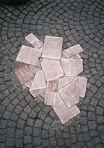 Monument to Hans and Sophie Scholl and the "White Rose" (German: Die Weiße Rose) resistance movement against the Nazi regime, in front of Ludwig Maximilian University of Munich, Bavaria, Germany. By Gryffindor - Own work, Public Domain, https://commons.wikimedia.org/w/index.php?curid=355013