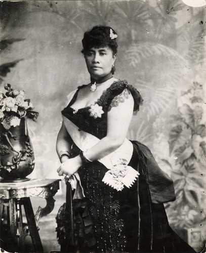Liliʻuokalani in London in 1888 where she was an official envoy of the Hawaiian king at Queen Victoria’s Golden Jubilee. She is a Hawaiian woman with dark hair, wearing a fashionably ornate day dress.