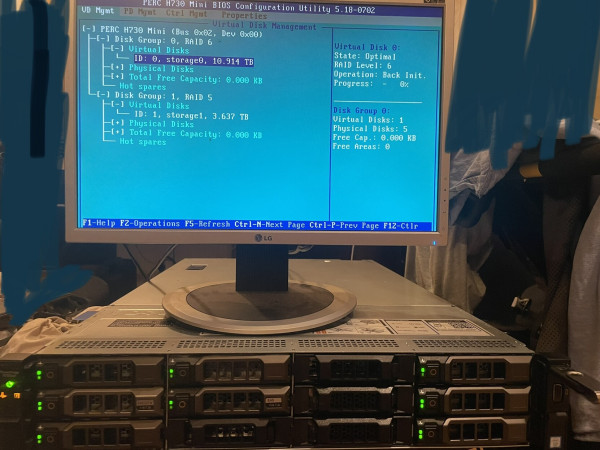 Zdjęcie serwera i na nim postawionego monitora.
Na monitorze konfiguracja macierze.
Ogolny opis:
Virtual Disk1: 10.9 TB RAID6 Phisical Disks: 5
Virtual Disk2: 3.6 TB RAID5 Phisical Diks: 3