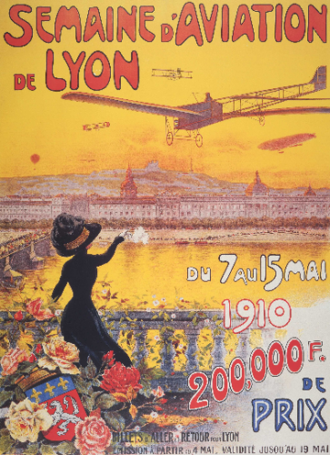 Affiche en couleur de la semaine de l'aviation à Lyon en mai 1910. Au premier plan sur un quai de la rive gauche du Rhône, une femme de dos, vêtue d'une robe noire, agite un mouchoir blanc  en direction d'un avion qui survole la ville.
A l'arrière-plan, la façade de l'Hôtel-Dieu et la colline de Fourvière.
Les tons de l'affiche sont à dominantes jaune et rouge.
